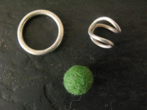 Lille ring i uld og sølv