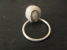 Indlæs billede til gallerivisning Lille ring i uld og sølv